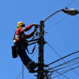 Vecinos de Guacamayo afectados por constantes cortes de electricidad